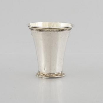 Johan Ahlbom, bägare, delvis förgyllt silver, Västerås 1742. Rokoko.