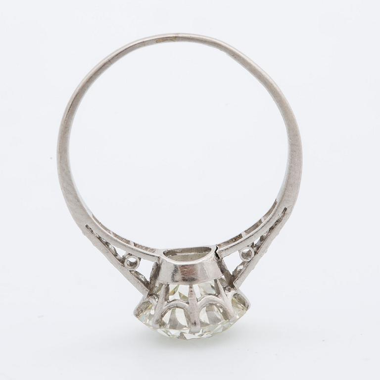 A ca 2.30 old-cut diamond ring.