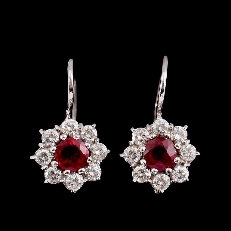 ÖRHÄNGEN, 1 par, 18 k vitguld, rubiner tot 1.25 ct, samt briljantslipade diamanter.
