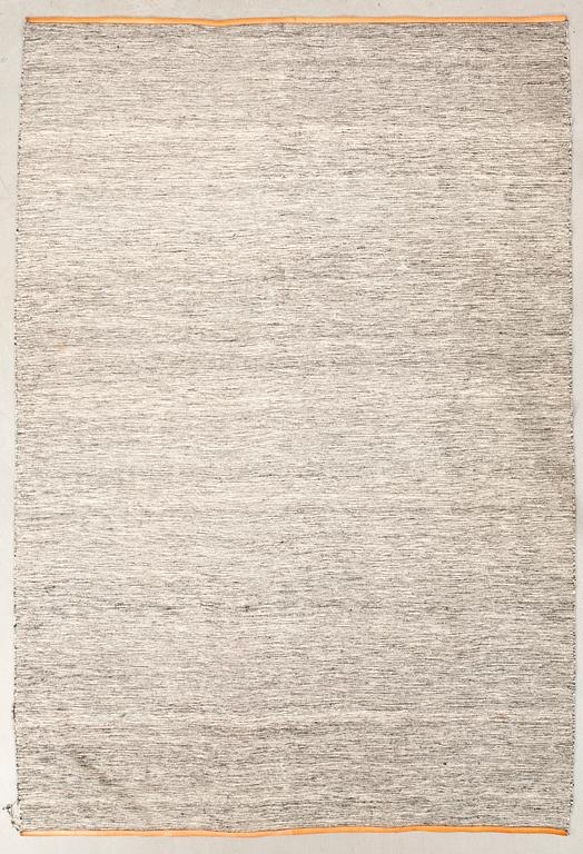 Lena Bergström matta för DesignHouse kantskodd med skinn ca 288x195 cm.