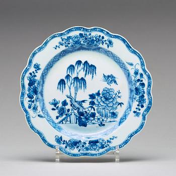 A set of 20 blue and white export porcelain dishes, Qing dynasty, Qianlong (1736-1795).