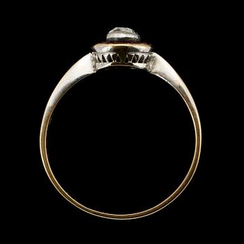 RING, 18k vitguld med 10 fasettslipade rubiner samt en diamant, CG Hallberg, Stockholm, 1900-talets första del. Vikt 2 g.