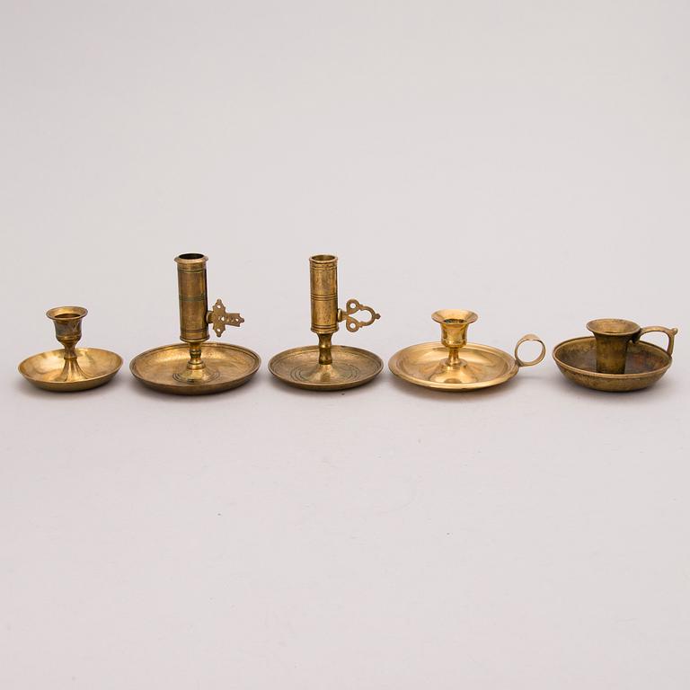 PARTI KANDELABRAR OCH LJUSSTAKAR, mässing, 1800/1900-tal.