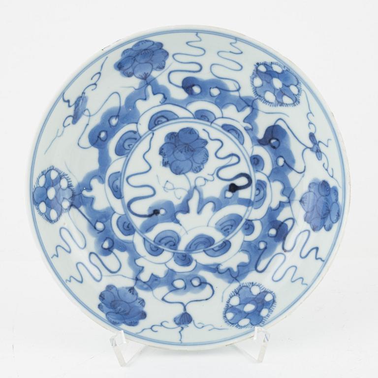 13 blue and white porcelain dishes, China, late Qingdynasty.