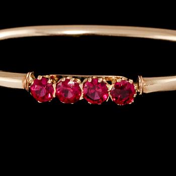 ARMBAND, 14k guld med 4 syntetiska rubiner, utländska stämplar. Vikt 10 g.