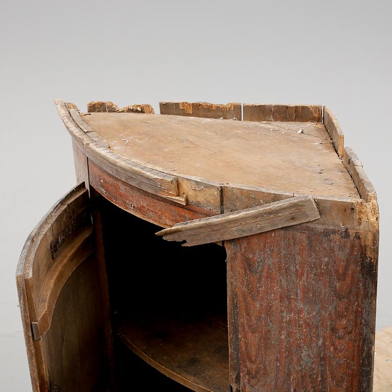 HÖRNSKÅP, allmoge, Gustavianskt, 1800-talets början.