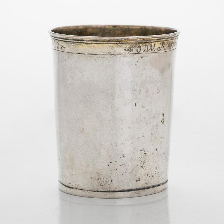 Bägare, silver, mästarstämpel OWL, 1700-talets mitt, gravyr daterad  1760. Oidentifierad mästare.
