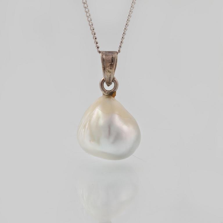HÄNGE, 18K vitguld med odlad pärla. Vikt 3,1 gram.