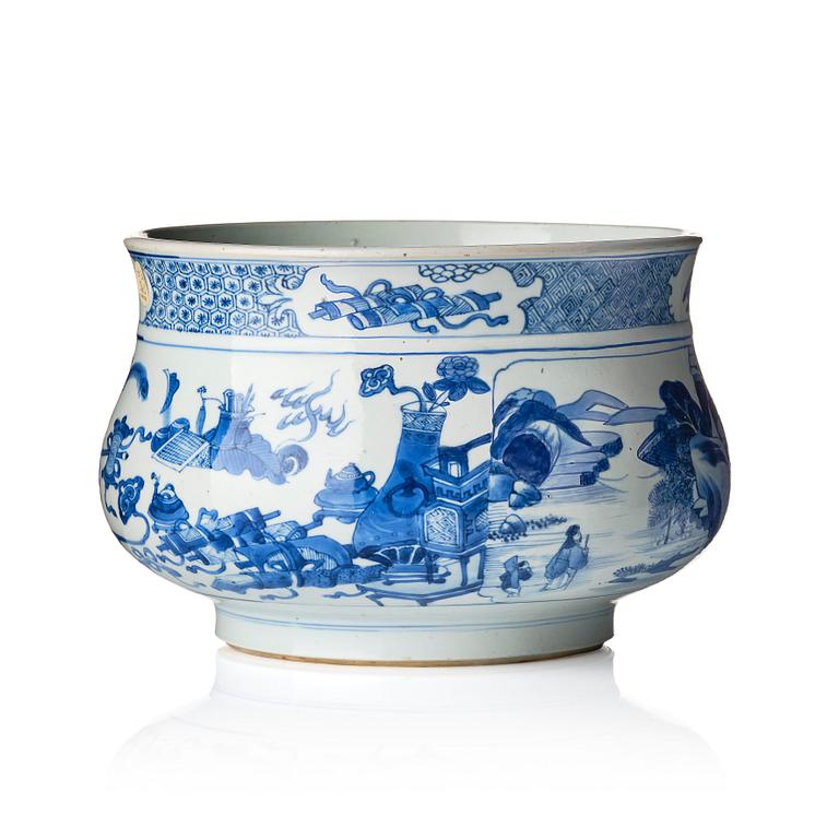 A large blue and white '100 antiques' incense burner, Qing dynasty, Kangxi (1662-1722).