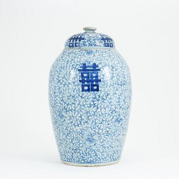 A Chinese blue and white urn with cover, late Qing dynasty 19th/20th Century.