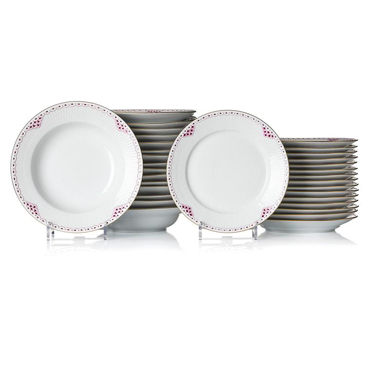 Tallrikar, 32 stycken, porslin. "Purpur Lace", Royal Copenhagen, Danmark, 1990-tal.