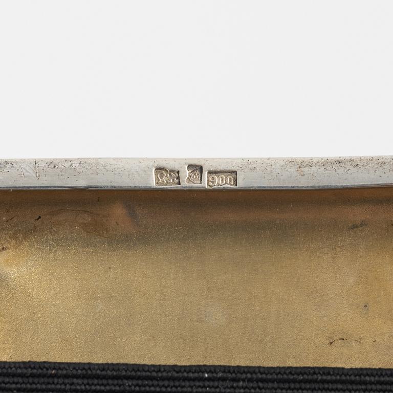 Cigarettetuier, 3 st låghaltigt silver och emalj. 1900-tal.