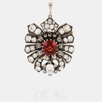 806. A spessartite garnet and old cut diamond brooch/pendant. 19th century.