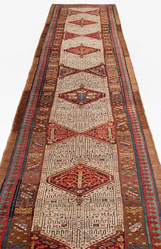 A Sarab runner, antique, c. 545 x 108 cm.