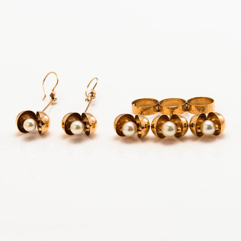 A set of 14K gold pendant and earrings with pearls by Olli Auvinen. Westerback Eino Ky, Helsinki 1967.