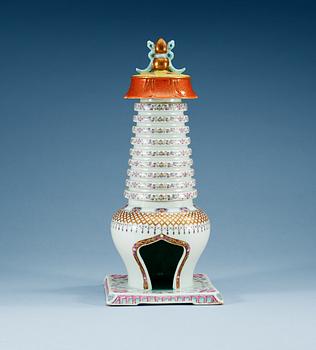 1650. STUPA, porslin. Troligen tidigt 1900-tal med Qianlongs märke.
