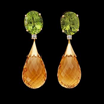 1050. A pair of peridote, tot. 5.52 cts, citrine and brilliant cut diamond earrings, tot. 0.11 cts.