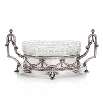 K. Fabergé, jardinière i silver med glasinsats. Hovleverantörsmärke och ristat inventarienummer 21765. Tidigt 1900-tal.