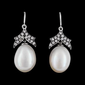 53. EARRINGS, cultured freshwater pearls and brilliant cut diamonds, tot. 0.36 cts.