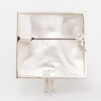 Björn Weckström, Rintaneula "Taidenäyttelyssä", sterlinghopeaa. Lapponia 2001.