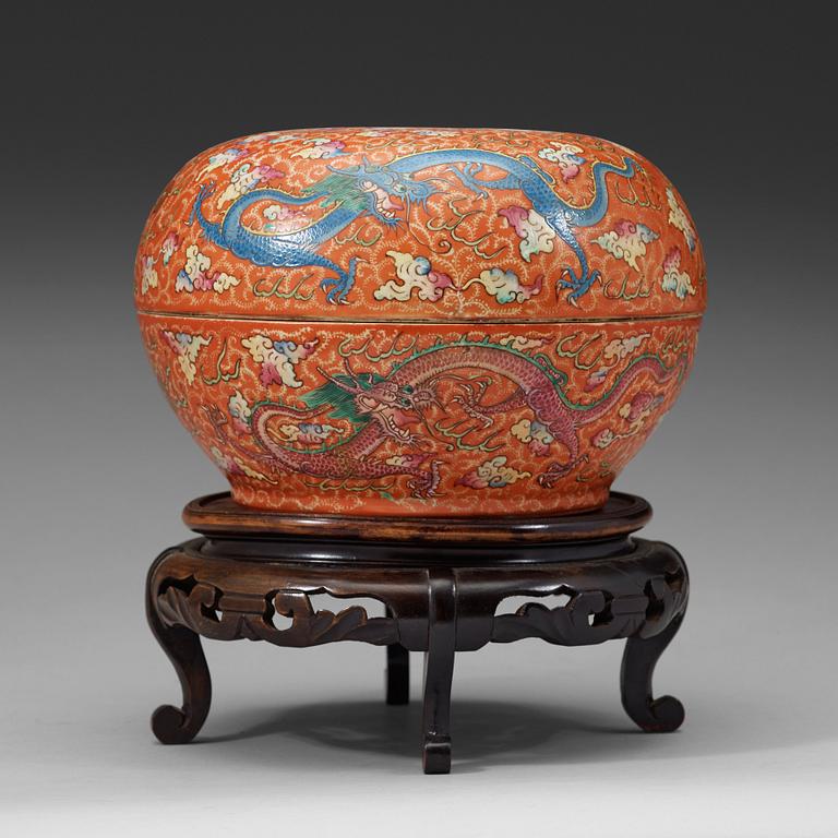 A large four clawed dragon box with cover, Qing dynasty with seal mark.