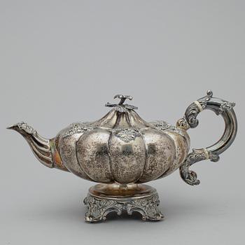 TEKANNA, silver, nyrokoko, Fredrik & Wilhelm Zethelius, Stockholm 1842. Vikt ca 750 gram.