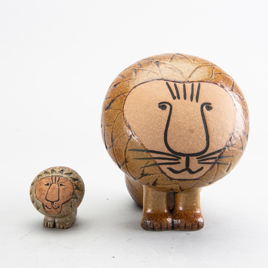 LISA LARSON, 3 pcs, 2 lions and 1 wall relief, Gustavsberg, second half of the 20th century.