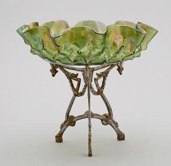 SKÅL PÅ FOT, metall och glas, jugend, sekelskiftet 1900, Loetz-typ.