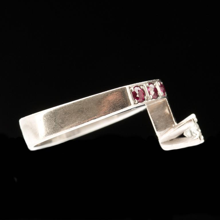 RING, 14 k vitguld med briljantslipad diamant ca 0,20 ct samt fem rubiner i alliansmodell. Vikt ca 6 g.