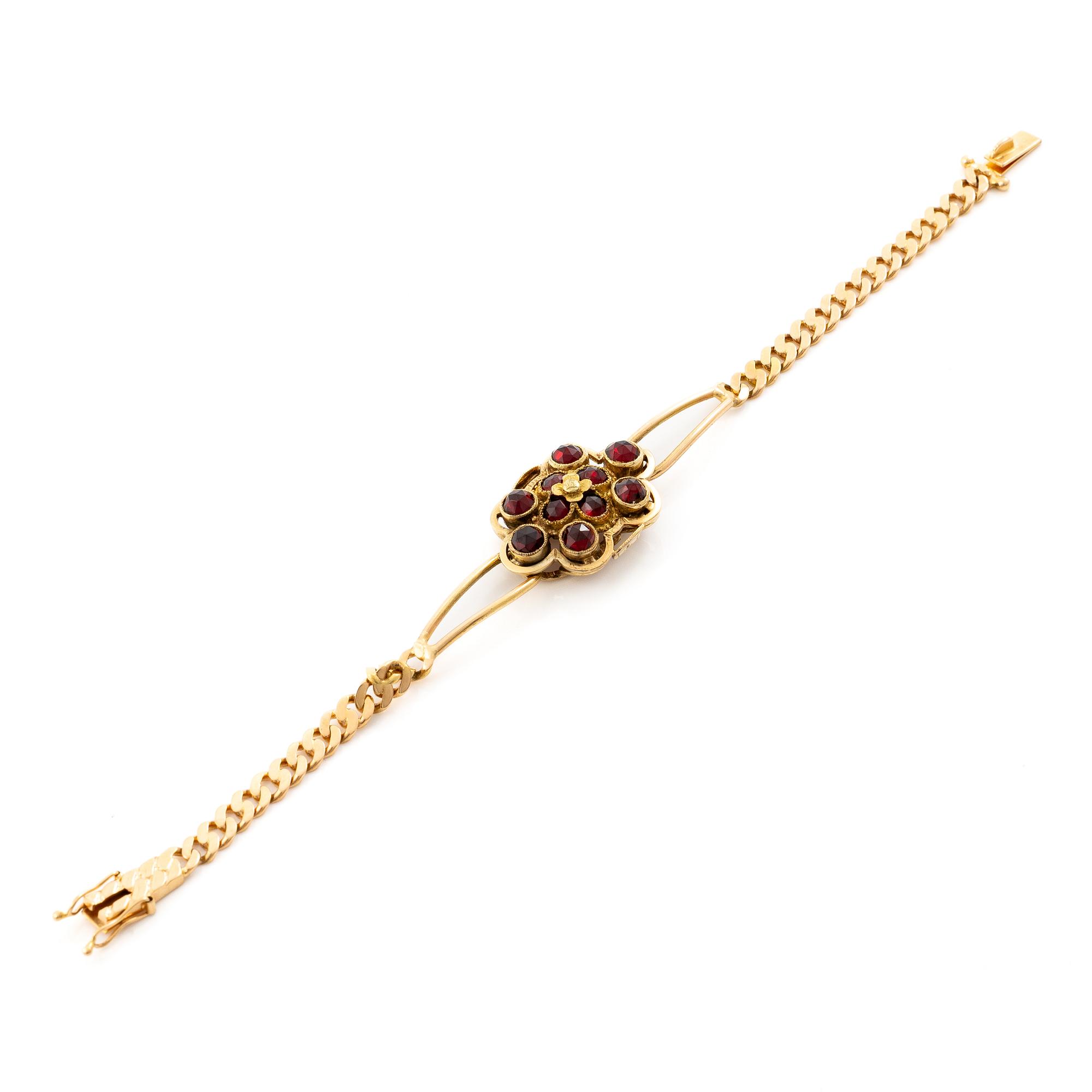 Gustaf Dahlgren & Co, Malmö, 1961. Bracelet in 18K gold with a centrepiece in 14K gold and garnets.