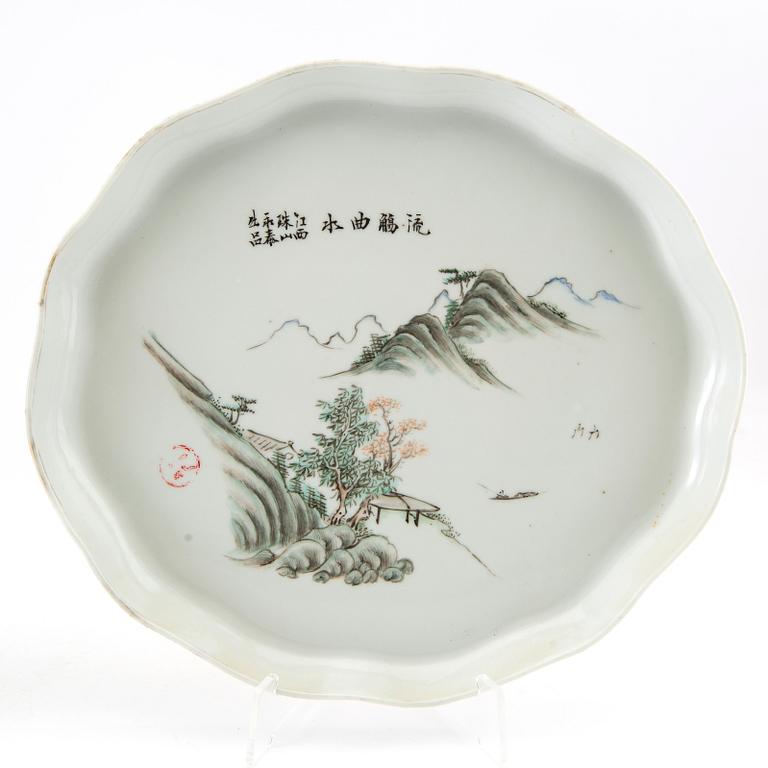 A set with two Chinese porcelain trays, 20th century.