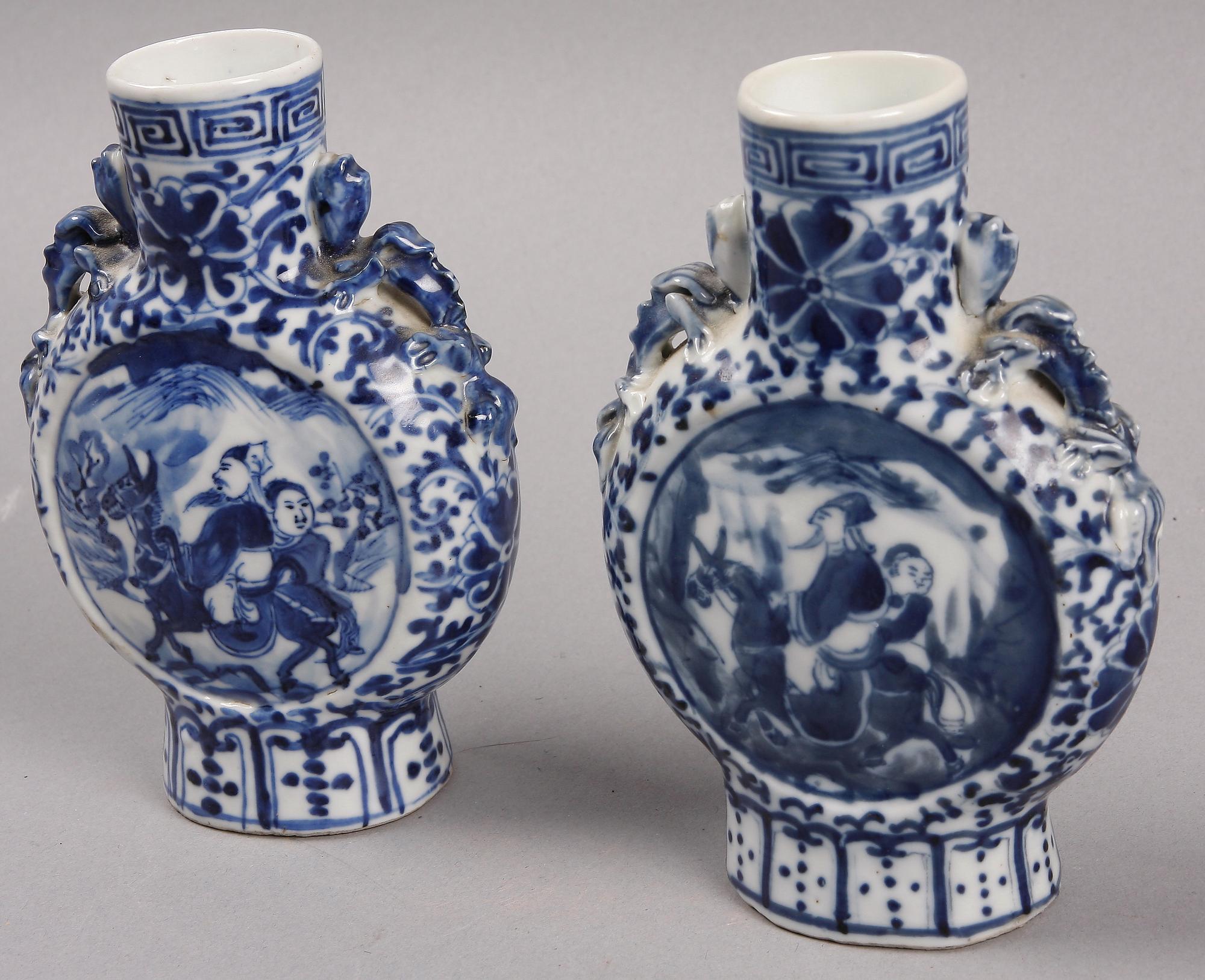 PILGRIMSFLASKOR, ett par, porslin, Kina. 1800-tal.