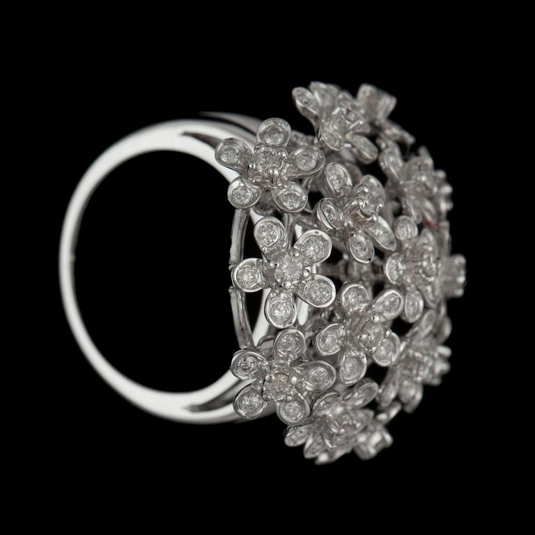 RING med briljantslipade diamanter totalt 1.29 ct i rörliga blommor.