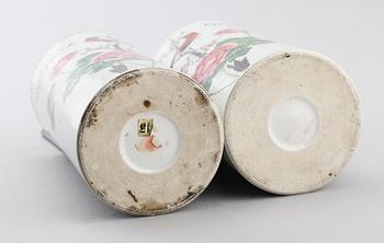 PENSELVASER, 1 par, porslin, Kina, sent 1800-/tidigt 1900-tal.