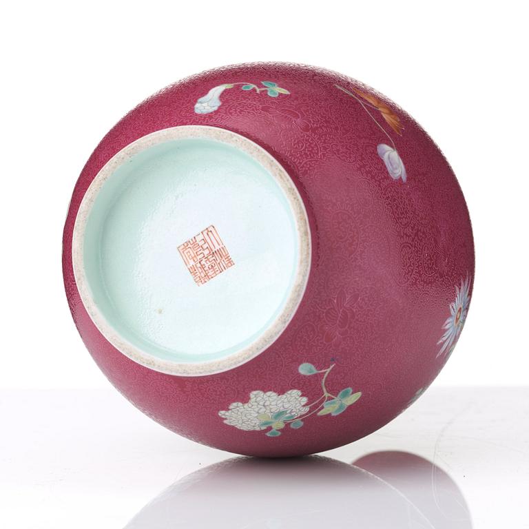 A pink scgrafitto vase, Qing dynasty with Qianlong mark.