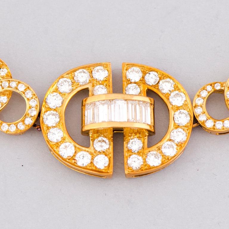COLLIER, briljant- och baguetteslipade diamanter, 18K guld. Italien.