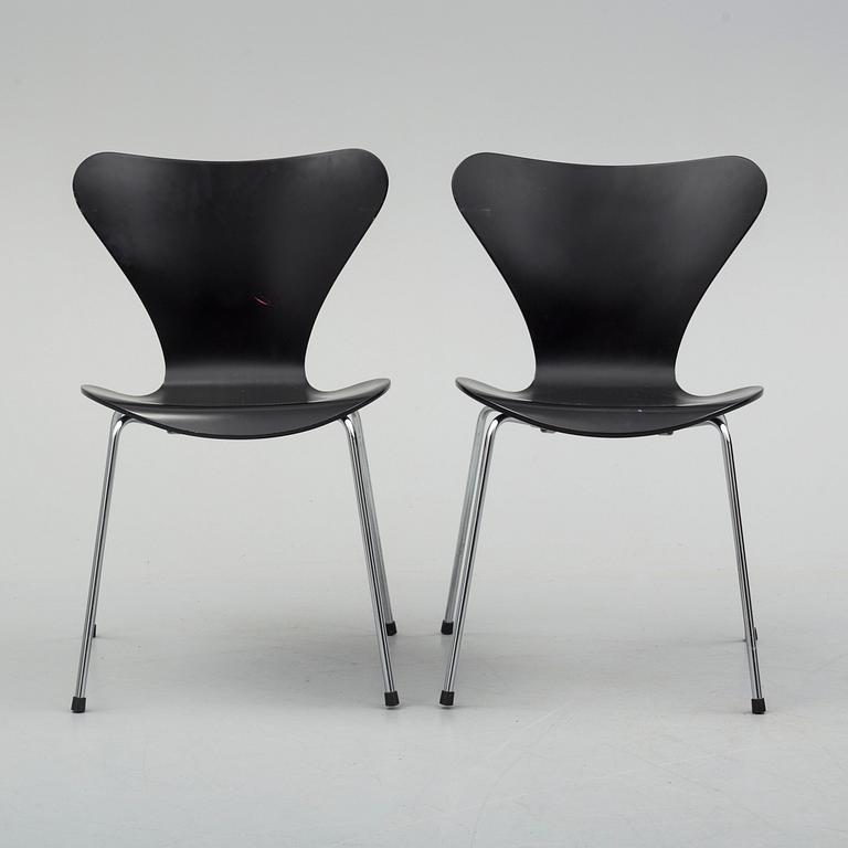 ARNE JACOBSSON, stolar, 7 st, "Sjuan", Fritz Hansen, 1900-talets slut.