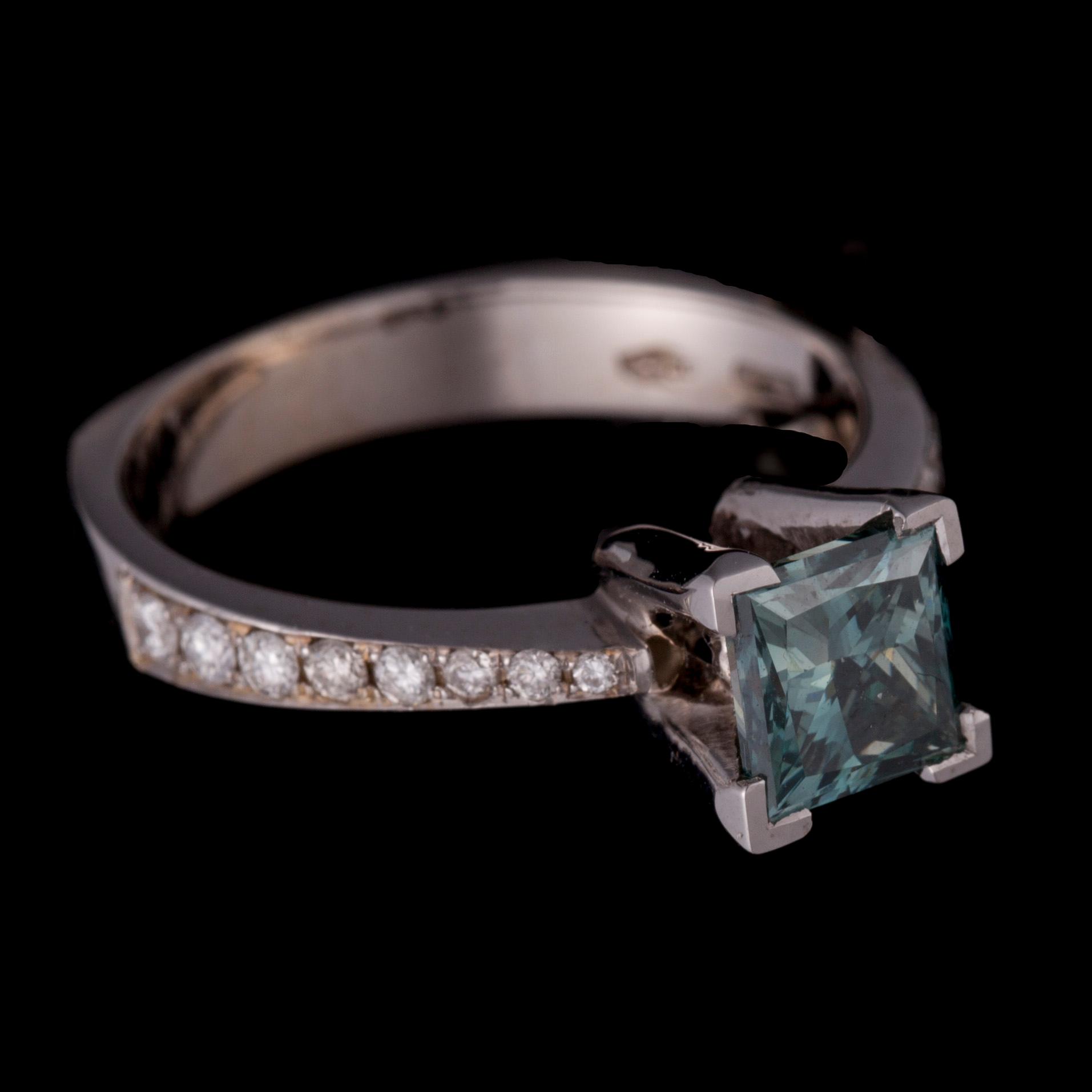 RING, 18K vitguld, färgad blå diamant, färglösa diamanter. Vikt ca 4,2 g. Intyg.