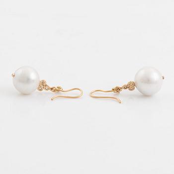 Earrings with cultured freshwater pearls and brilliant-cut diamonds.