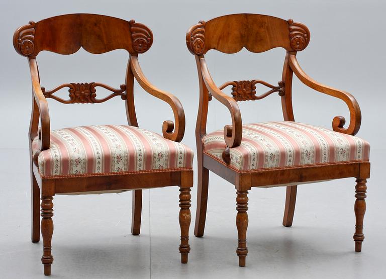 KARMSTOLAR, ett par, senempire, 1800-talets första hälft/mitt.