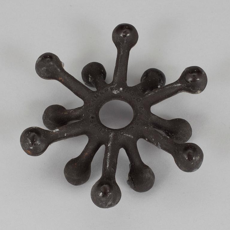 JENS QUISTGAARD, ljusstake, gjutjärn, Dansk Designs, Danmark.