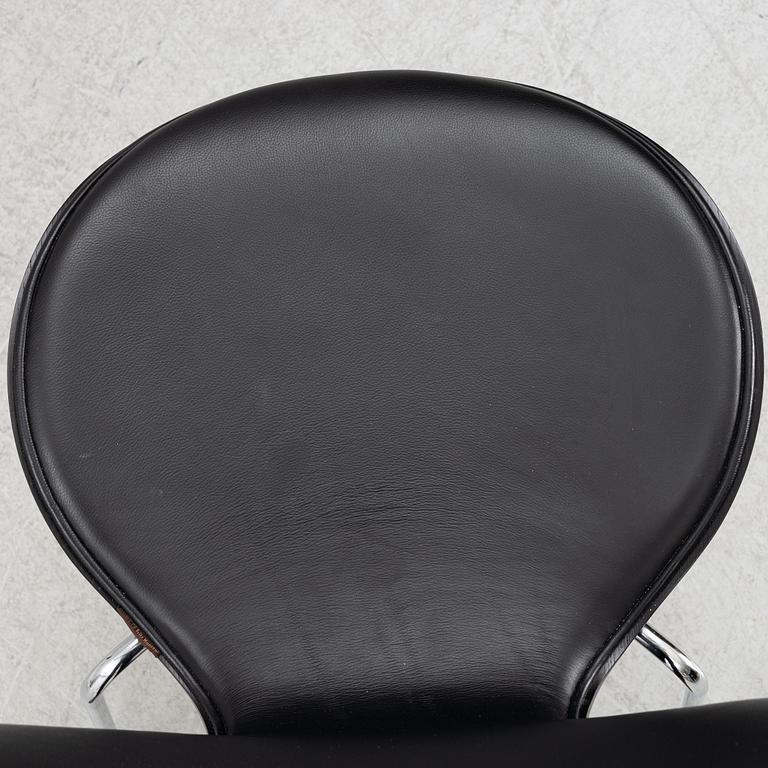 Arne Jacobsen, three chairs, "The Seven", Republic of Fritz Hansen, 2017.