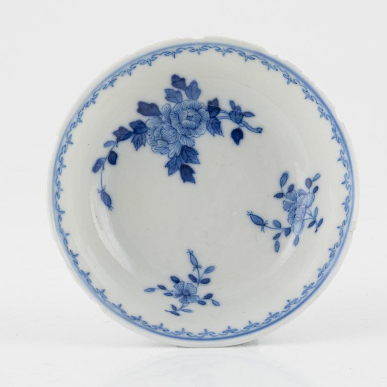 13 blue and white porcelain dishes, China, late Qingdynasty.