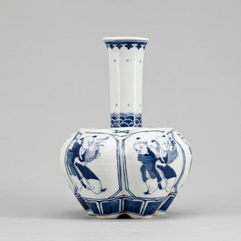 TULPANVAS, porslin. Kina, troligen ca 1900.
