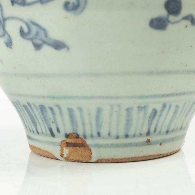 A Chinese blue and white porcelain jar, Ming dynasty (1368-1644).