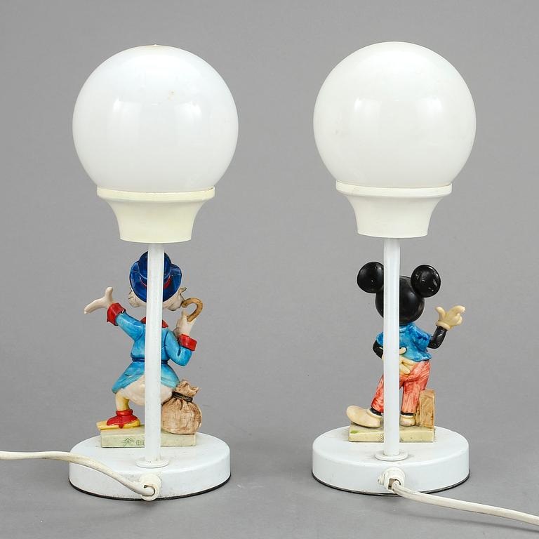 BORDSLAMPOR, 1 par. Plast. 1980-tal. Föreställande Musse Pigg och Joakim von Anka.
