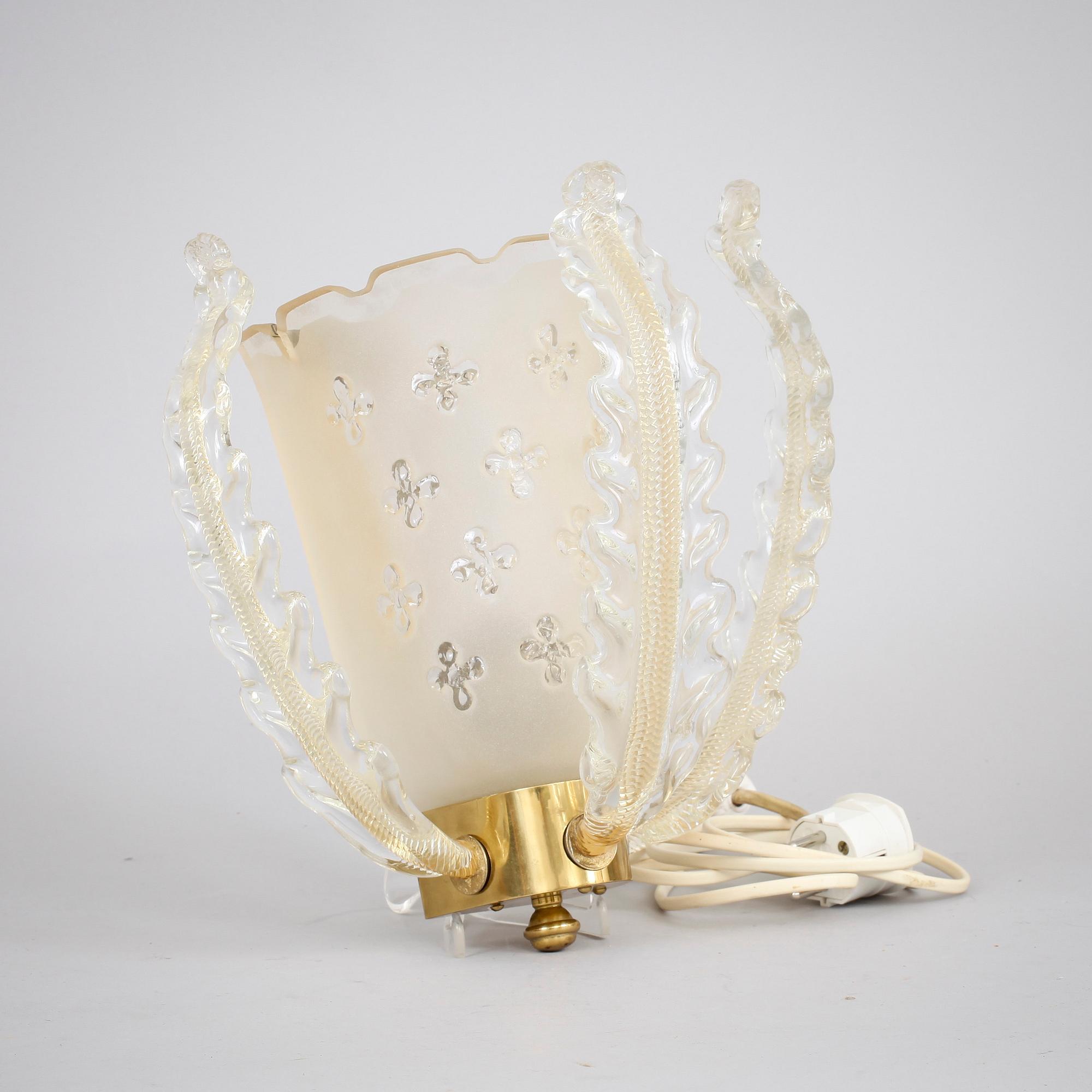 VÄGGLAMPETT, glas och mässing, möjligen Orrefors, 1900-talets mitt.