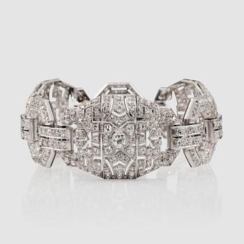 1393. Art Déco, An Art Déco, old-cut diamond bracelet. Total carat weight circa 10.50 cts.