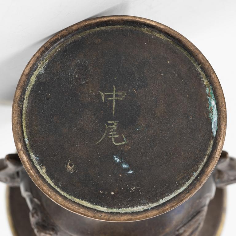 Garnityr, fyra delar, brons. Japan, Meiji (1868-1912).