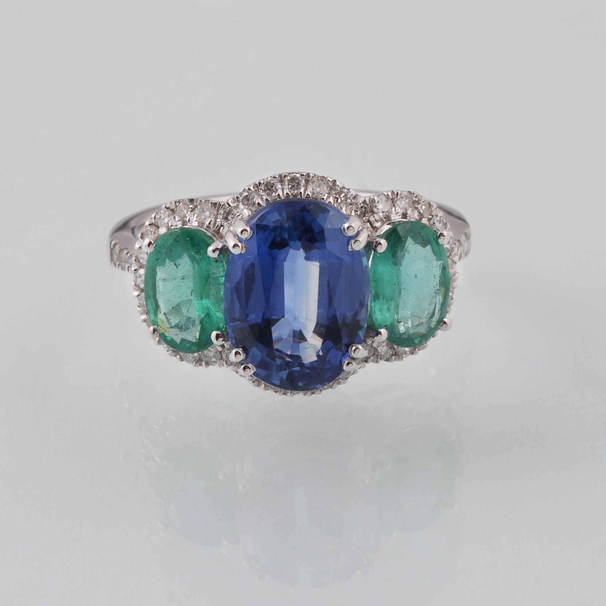 RING, 18K vitguld med fasettslipad kyanit 3.49 ct, 2 smaragder 1.23 ct och briljantslipade diamanter 0.33 ct. Vikt 3 g.
